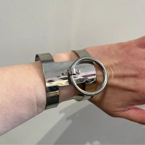 Metal O Ring Cuff Unisex - Picture 5 of 11